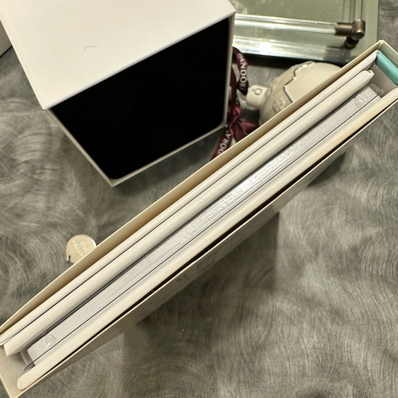 ofra on the glow highlighting and bronzing palette - Picture 3 of 4